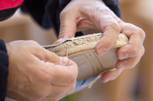 ¡Descubre la Artesanía Española: Alpargatas, Abanicos y Mucho Más!